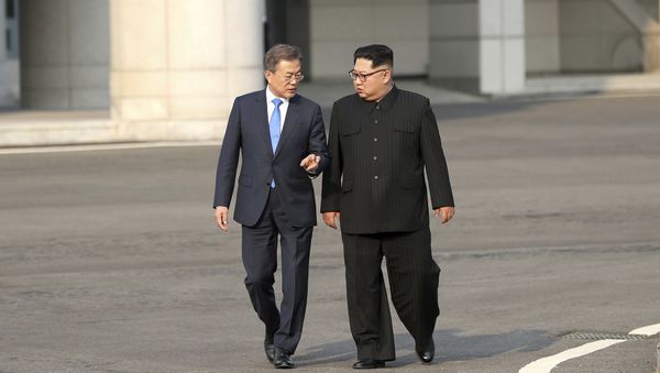 Presidente de Corea del Sur, Moon Jae-in, y líder de Corea del Norte, Kim Jong-un Presidente de Corea del Sur, Moon Jae-in, y líder de Corea del Norte, Kim Jong-un - Sputnik Mundo