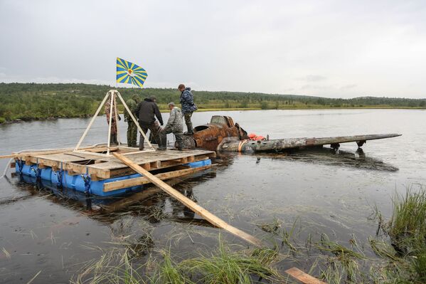 El rescate del legendario tanque volador Il-2, que pasó 75 años en el fondo de un lago - Sputnik Mundo