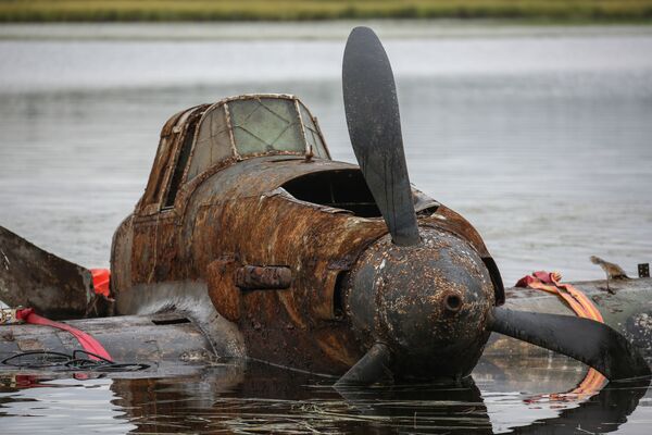 El rescate del legendario tanque volador Il-2, que pasó 75 años en el fondo de un lago - Sputnik Mundo