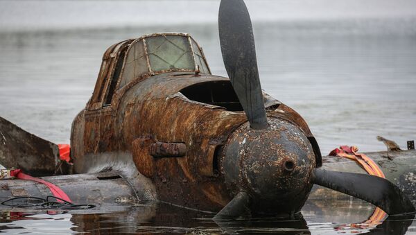 El rescate del legendario tanque volador Il-2, que pasó 75 años en el fondo de un lago - Sputnik Mundo