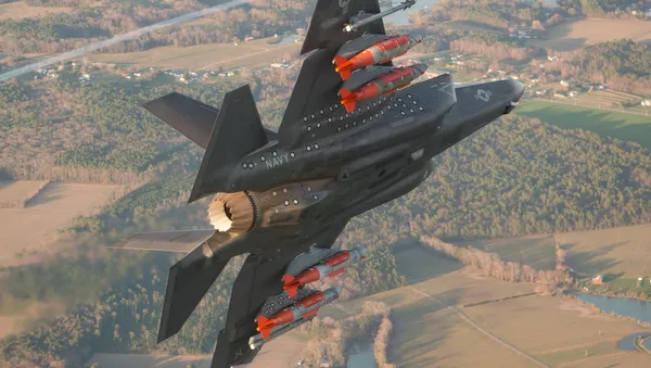 F-35 con armamento en pilones exteriores - Sputnik Mundo