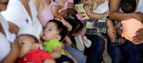 Madres amamantan a sus hijos para celebrar la Semana Mundial de la Lactancia Materna en Ciudad Juárez, México - Sputnik Mundo