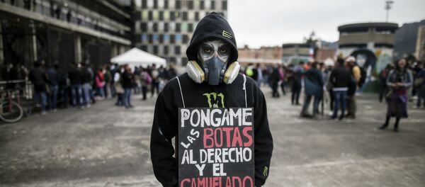 Un manifestante en Bogotá - Sputnik Mundo