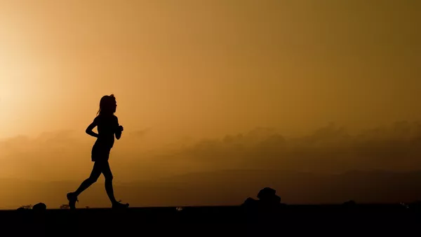 Mujer corre en la montaña - Sputnik Mundo