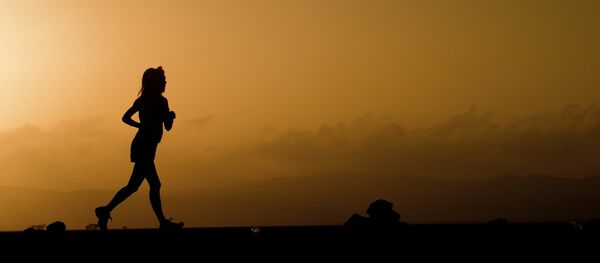 Mujer corre en la montaña - Sputnik Mundo