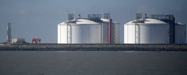 Los depósitos utilizados para almacenar el gas natural licuado en China - Sputnik Mundo