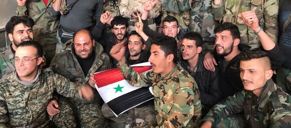 Soldados del Ejército Sirio festejan Victoria en Guta Soldados del Ejército Sirio festejan Victoria en Guta - Sputnik Mundo