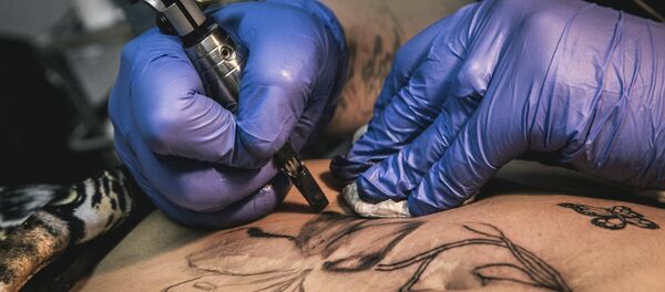Zhenia Zajar hace un tatuaje sobre una cicatriz Zhenia Zajar hace un tatuaje sobre una cicatriz - Sputnik Mundo
