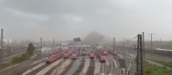 Un huracán arranca un techo y lo lanza sobre los trenes en Alemania Un huracán arranca un techo y lo lanza sobre los trenes en Alemania - Sputnik Mundo