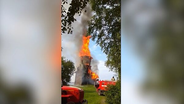 El fuego reduce a cenizas una iglesia rusa del siglo XVIII - Sputnik Mundo