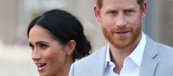 La exactriz estadounidense Meghan Markle y su marido, el príncipe Enrique - Sputnik Mundo