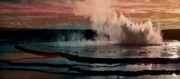 Un geiser Un geiser - Sputnik Mundo