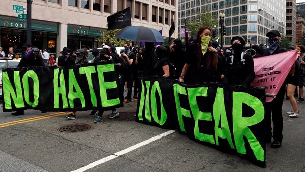 Protesta contra una marcha de supremacistas en Washington - Sputnik Mundo