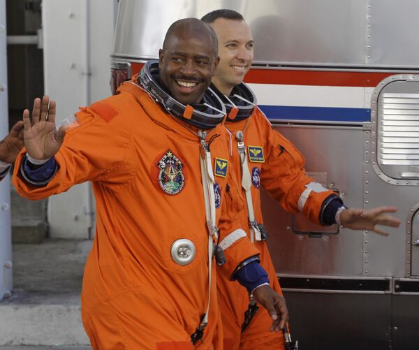 Leland Melvin, exastronauta de la NASA (izda.) y Randy Bresnik, astronauta de la NASA (drcha.) - Sputnik Mundo
