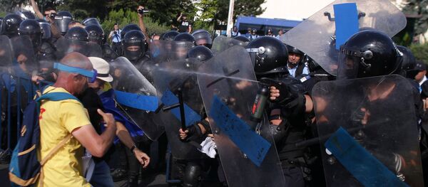 La policía rumana usa aerosoles mientras miles de rumanos asisten a mítines en la capital, Bucarest La policía rumana usa aerosoles mientras miles de rumanos asisten a mítines en la capital, Bucarest - Sputnik Mundo