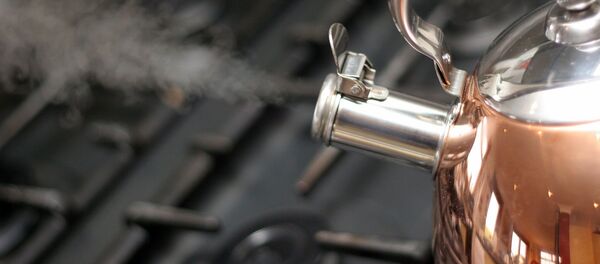 Una tetera hirviendo (imagen referencial) - Sputnik Mundo