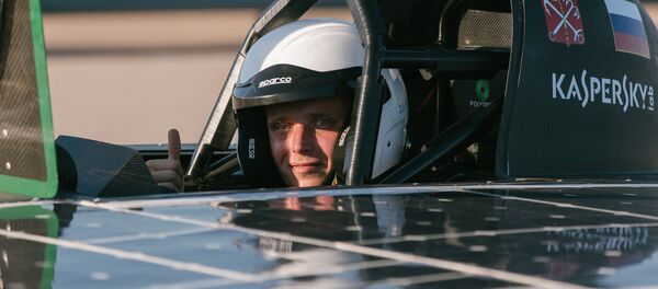 Piloto del automóvil SOL - Sputnik Mundo