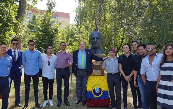 Asistentes al acto ante el busto de Jorge Icaza Asistentes al acto ante el busto de Jorge Icaza - Sputnik Mundo