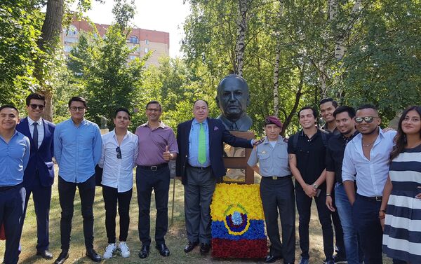 Asistentes al acto ante el busto de Jorge Icaza - Sputnik Mundo