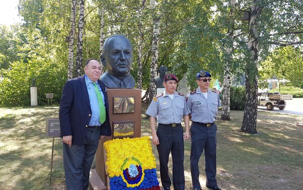 Embajador Julio Prado Espinosa (iz.) y oficiales ecuatorianos - Sputnik Mundo