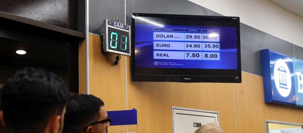 Personas hacen fila en Argentina para comprar moneda extranjera - Sputnik Mundo