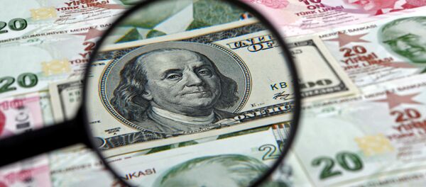 Un dólar estadounidense y liras turcas - Sputnik Mundo