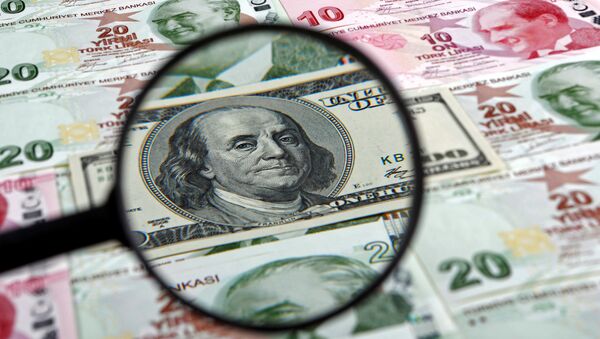 Un dólar estadounidense y liras turcas - Sputnik Mundo