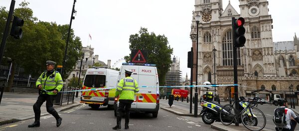 Los agentes de policía frente al Parlamento en Westminster, Londres. - Sputnik Mundo
