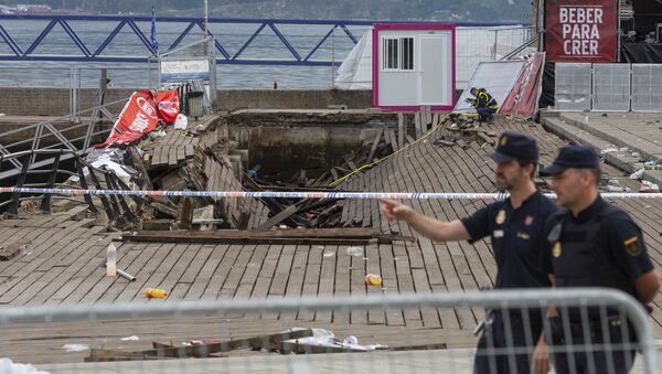 Derrumbe del muelle de madera durante un concierto en Vigo, España Derrumbe del muelle de madera durante un concierto en Vigo, España - Sputnik Mundo