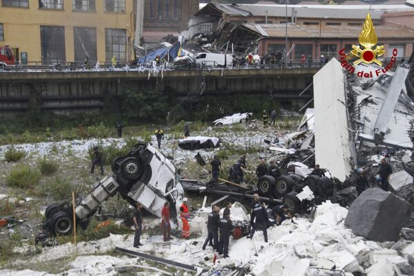 Las primeras imágenes de la tragedia que dejó numerosos muertos en Génova - Sputnik Mundo