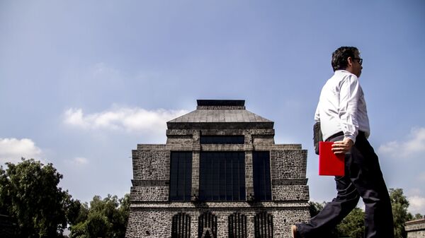 Un hombre camina frente al museo Anahuacalli, del pintor Diego Rivera - Sputnik Mundo