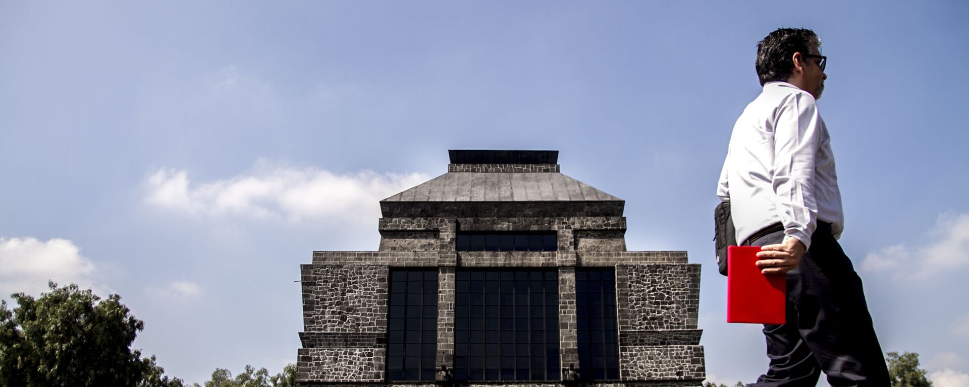 Un hombre camina frente al museo Anahuacalli, del pintor Diego Rivera - Sputnik Mundo, 1920, 14.08.2018