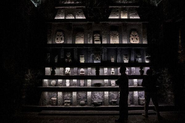 Visitantes observan la colección prehispanica del pintor Diego Rivera, en el Museo Anahuacalli - Sputnik Mundo