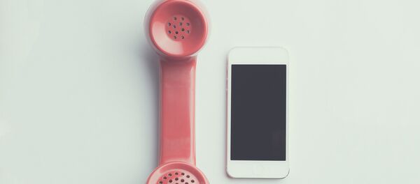 Un teléfono inteligente y un auricular - Sputnik Mundo