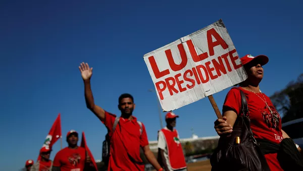 Miles de simpatizantes del expresidente brasileño Lula da Silva participan de la Marcha Lula Libre en Brasilia