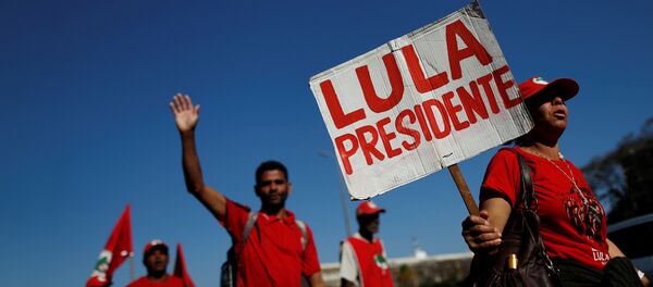 Miles de simpatizantes del expresidente brasileño Lula da Silva participan de la Marcha Lula Libre en Brasilia - Sputnik Mundo