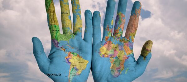 Manos con un dibujo de un planisferio - Sputnik Mundo