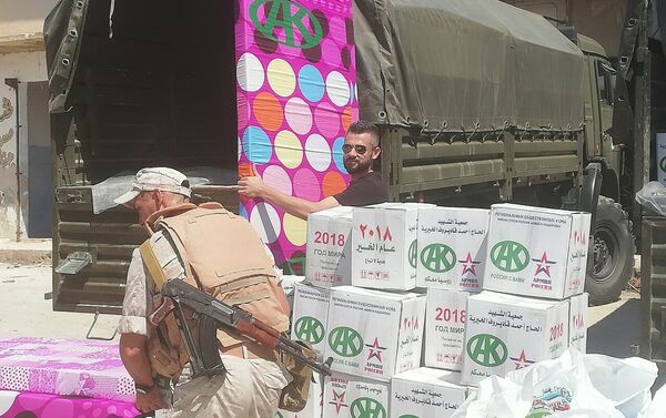 Descarga de cajas y colchones enviados por la Fundación Pública Local Ajmat Kadírov - Sputnik Mundo