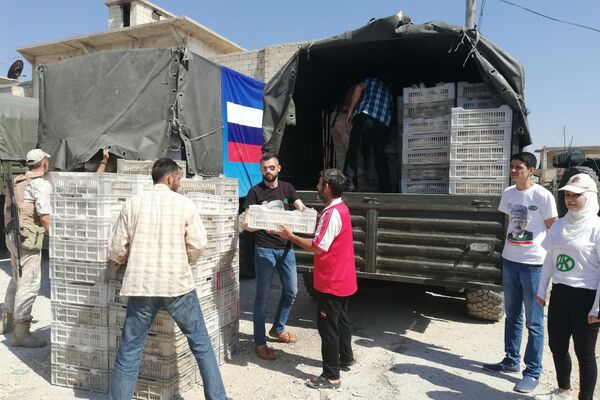 Descarga de la ayuda humanitaria enviada por la Fundación Pública Ajmat Kadírov - Sputnik Mundo