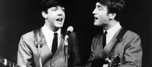 Paul McCartney y John Lennon, miembros del grupo pop The Beatles, durante un concierto en Londres el 11 de noviembre de 1963 Paul McCartney y John Lennon, miembros del grupo pop The Beatles, durante un concierto en Londres el 11 de noviembre de 1963 - Sputnik Mundo