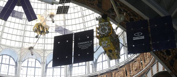 Un prototipo del satélite Glonass-K (a la derecha) Un prototipo del satélite Glonass-K (a la derecha) - Sputnik Mundo