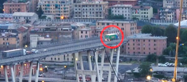 Un camión queda al borde del puente colapsado en Italia - Sputnik Mundo