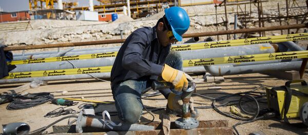 Un iraní trabaja en el South Pars, el yacimiento de gas más grande de Irán Un iraní trabaja en el South Pars, el yacimiento de gas más grande de Irán - Sputnik Mundo
