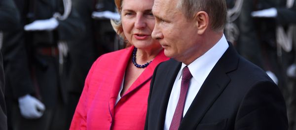 La ministra austriaca de Exteriores, Karin Kneissl, y el presidente de Rusia, Vladímir Putin La ministra austriaca de Exteriores, Karin Kneissl, y el presidente de Rusia, Vladímir Putin - Sputnik Mundo
