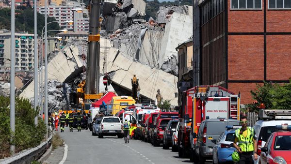 Los bomberos y trabajadores de rescate cerca del puente colapsado en la ciudad de Génova, Italia Los bomberos y trabajadores de rescate cerca del puente colapsado en la ciudad de Génova, Italia - Sputnik Mundo