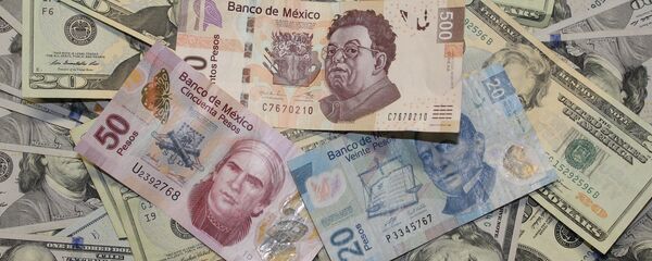 Pesos mexicanos y dólares estadounidenses - Sputnik Mundo
