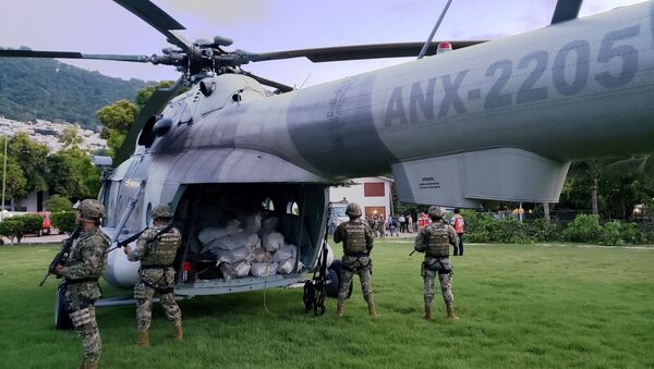 Un helicóptero de la policía antidrogas de México - Sputnik Mundo