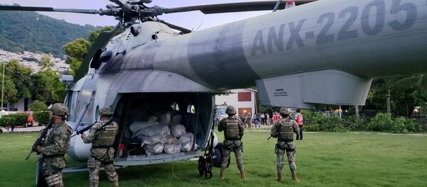 Un helicóptero de la policía antidrogas de México - Sputnik Mundo