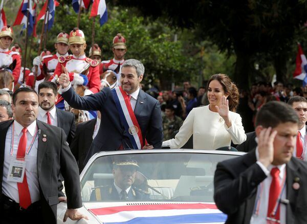 El presidente de Paraguay, Mario Abdo Benítez junto a su esposa Silvana López tras la investidura - Sputnik Mundo