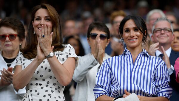 Kate Middleton, duquesa de Cambridge, y Meghan Markle, duquesa de Sussex - Sputnik Mundo